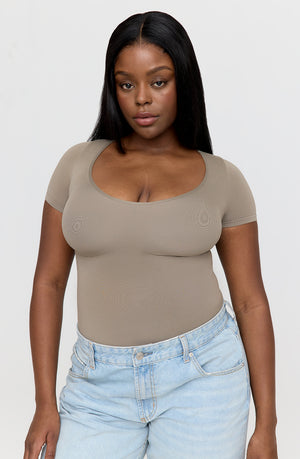 365 CONTOUR SHORT SLEEVE SHAPING BODYSUIT - STONE KHAKI