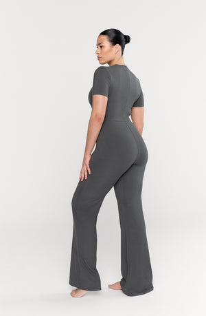 365 SCULPTING LOUNGE SHORT SLEEVE WIDE LEG JUMPSUIT - DARK OLIVE