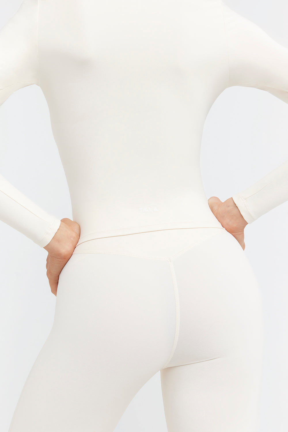 DAYFLEX ESSENTIAL LONG SLEEVE TOP - BUTTERMILK