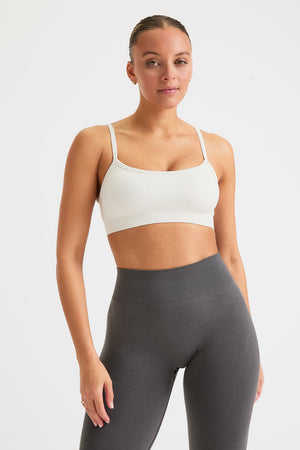 SCULPT SEAMLESS BANDEAU SPORTS BRA - MILK MARL